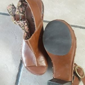 Leather pumps